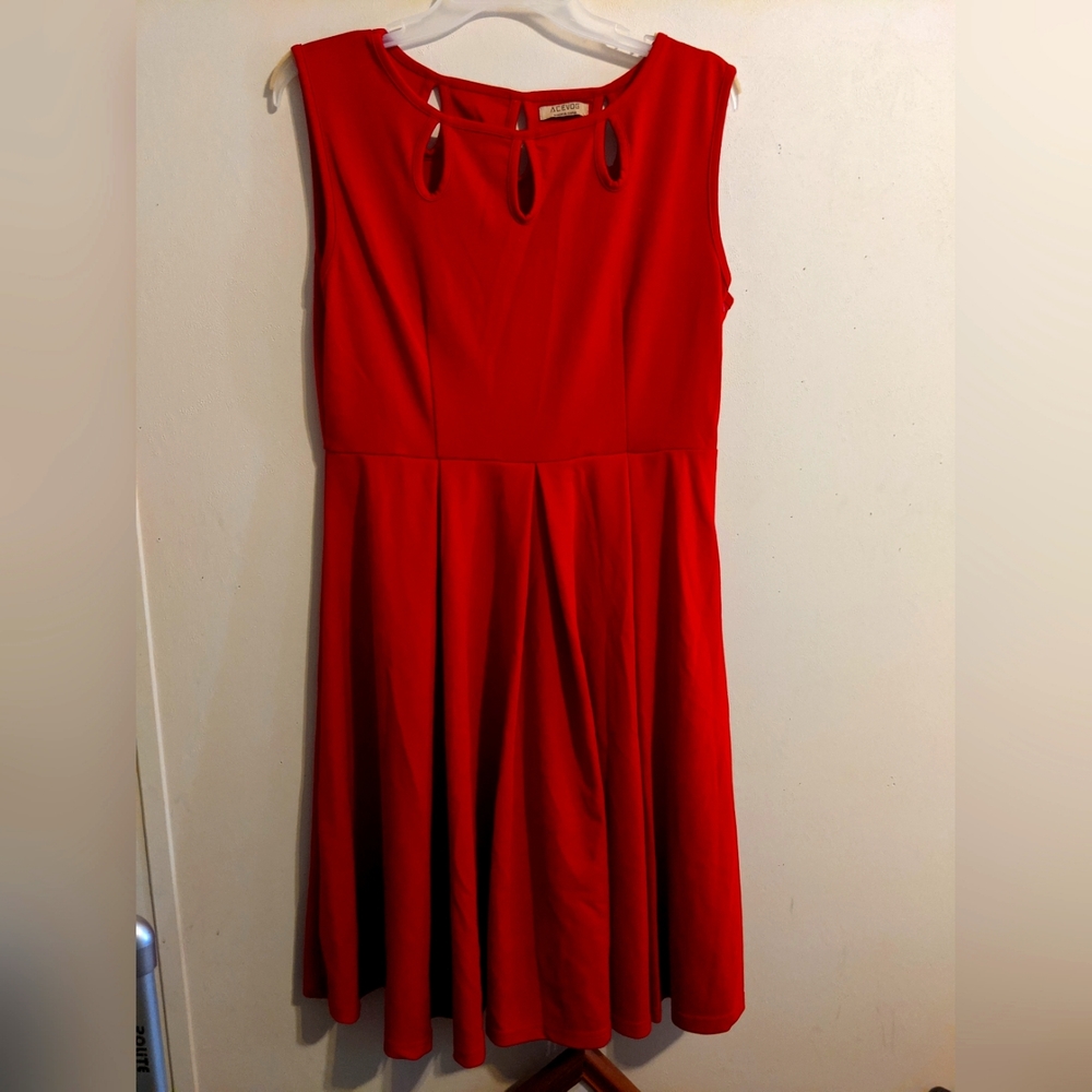 Large Red Keyhole lined dreas